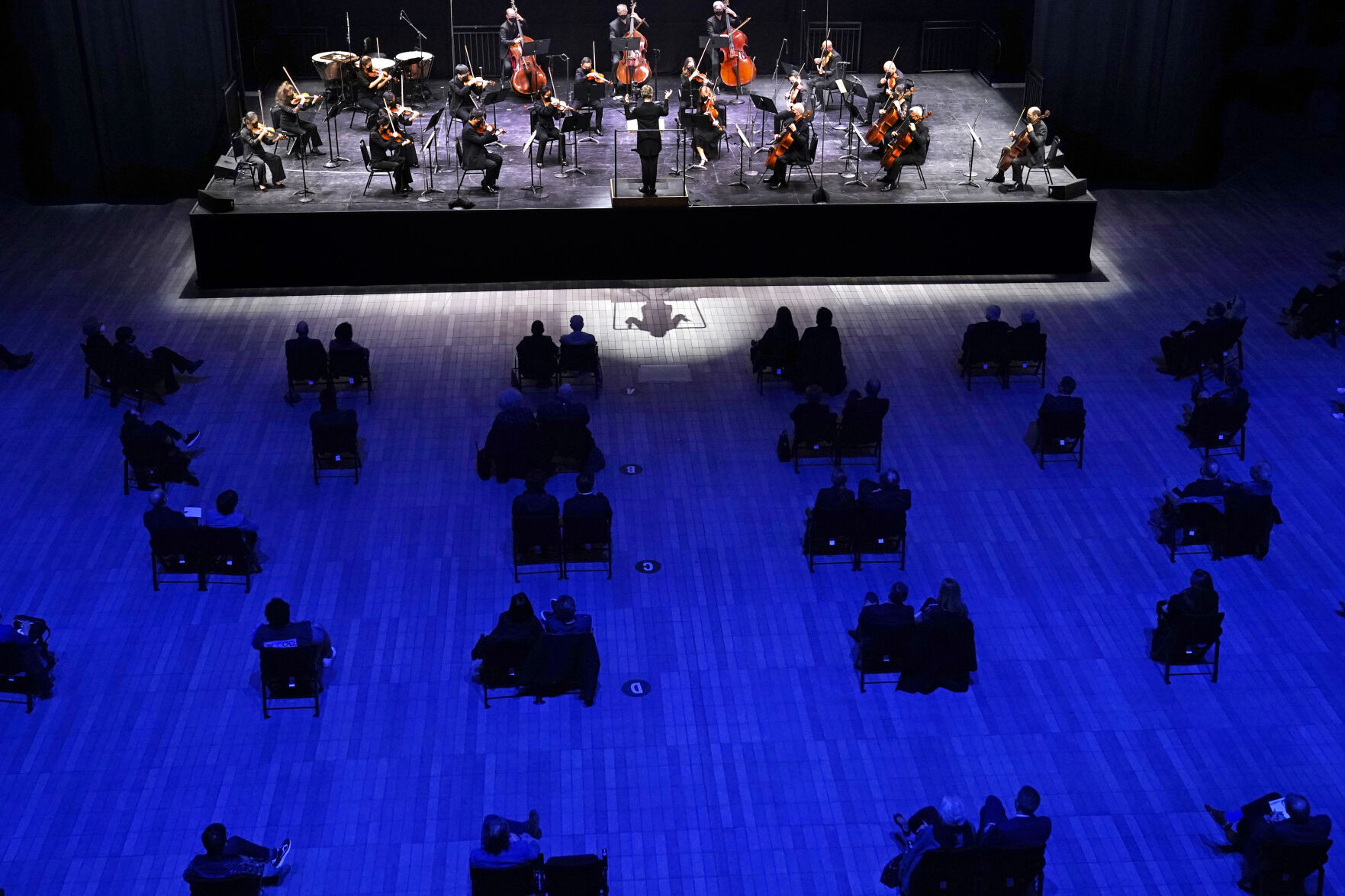 APTOPIX Philharmonic Returns